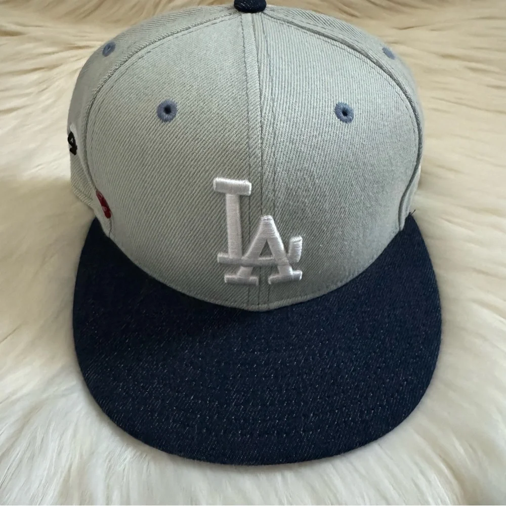 Los Angeles Dodgers New Era Levi's Two-Tone 59FIFTY Fitted Hat - Denim/Navy - Picture 2 of 6